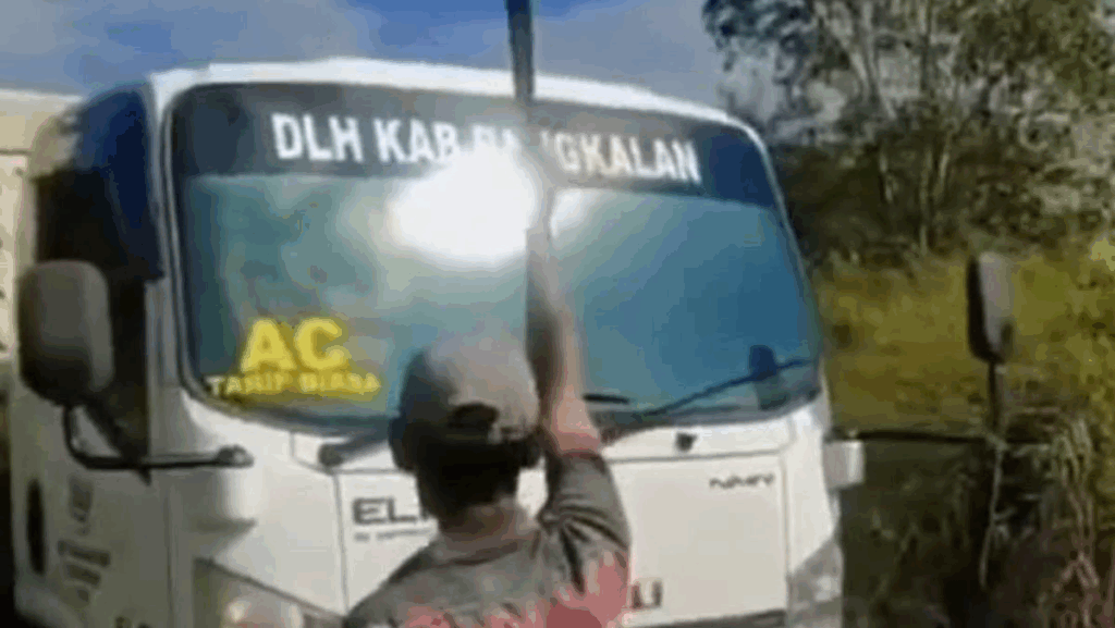 Pria Bawa Golok
